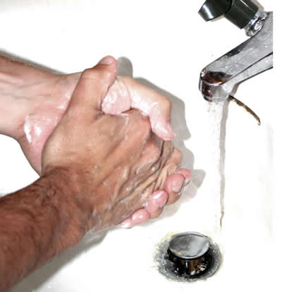 In onze tijd is het regelmatig wassen van de handen heel gewoon geworden. Licentie: Public Domain.